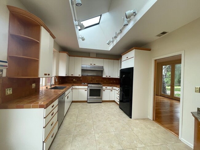 Building Photo - 15480 Peach Hill Rd
