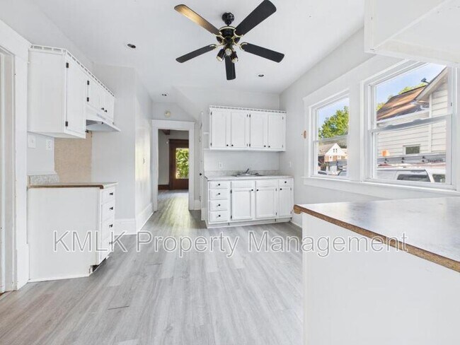 Building Photo - 701 Kling St