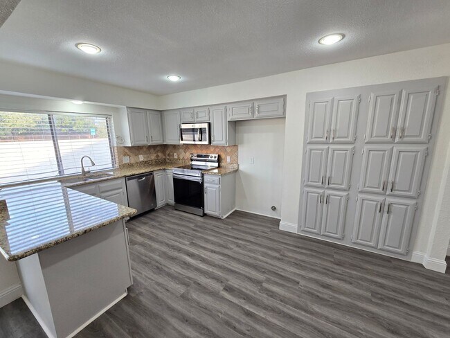 Building Photo - Updated, Energy Efficient 4 Bedroom 2 Bath Home in Golf Course Community