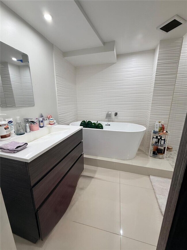 Building Photo - 6039 Collins Ave