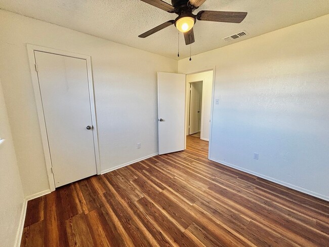 Building Photo - Freshly Remodeled 3 Bedroom 2 Bathroom Hom...