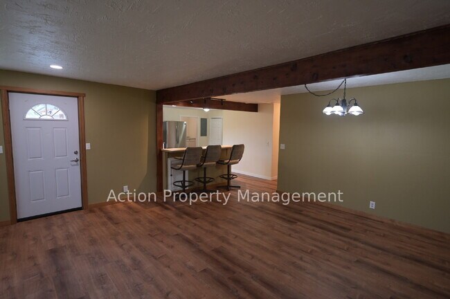 Building Photo - Updated Single-Level Home with Spacious Interior & Covered Parking