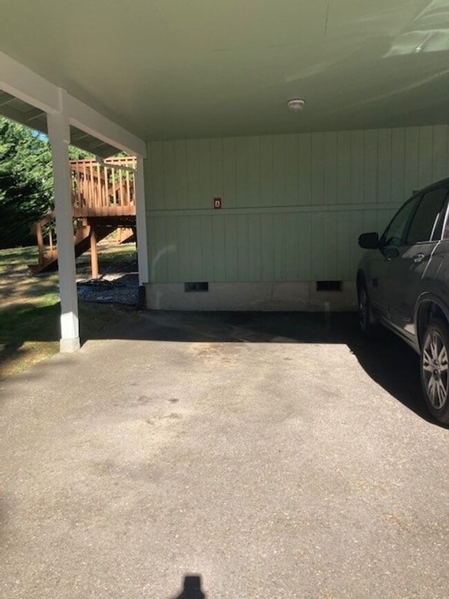 Building Photo - 2 Bedroom, 1.5 Bathroom Townhouse in Port ...