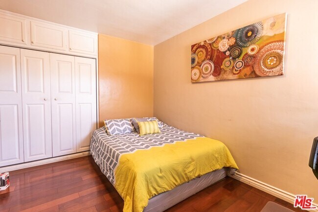 Building Photo - 6445 Tujunga Ave