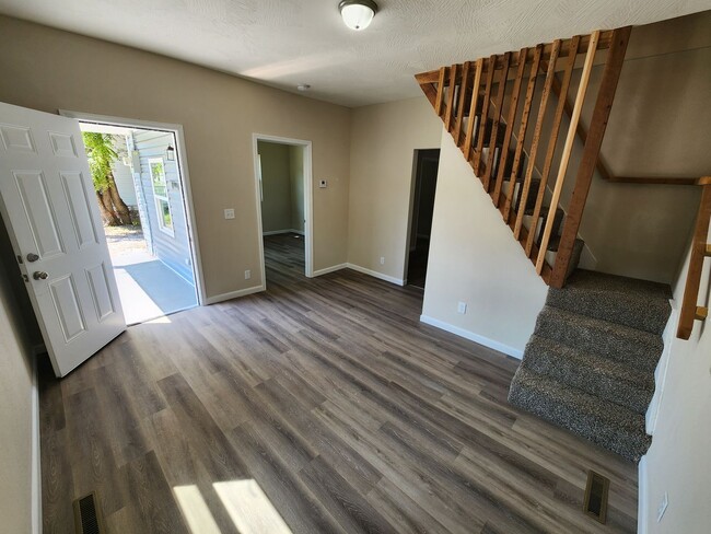 Building Photo - Spacious 3-Bedroom, 1-Bathroom Home AVAILABLE NOW!!