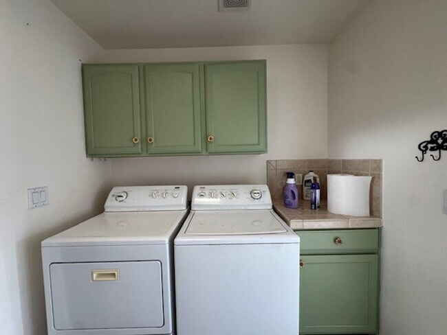 Building Photo - 3BR with SOLAR-NO Electric Bills! RV Gate & Parking, Bullhead Parkway