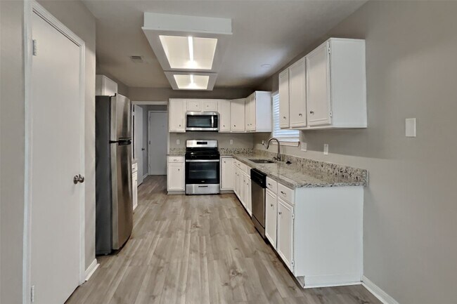 Building Photo - 17918 Seven Pines Dr