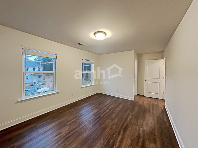 Building Photo - 425 Levon Ct