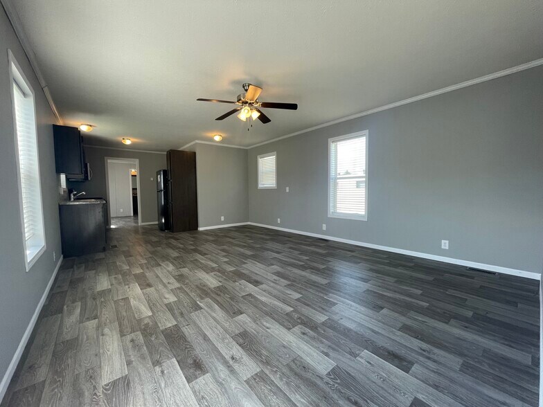 Building Photo - 15864 Marentette Dr