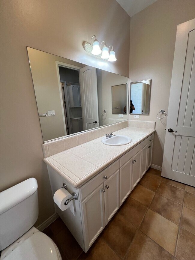 Building Photo - Charming 3 bedroom 2.5 bath!