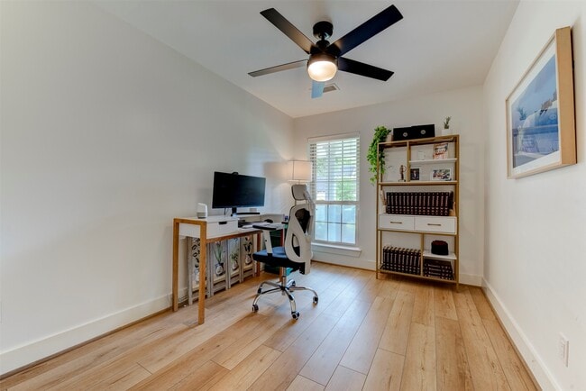 Building Photo - 2406 Blue Water Ln