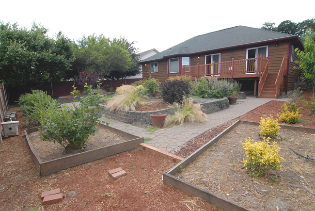 Building Photo - Beautiful North Albany Home