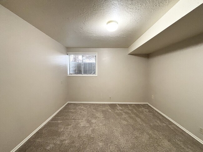 Building Photo - 1201 E 5600 S