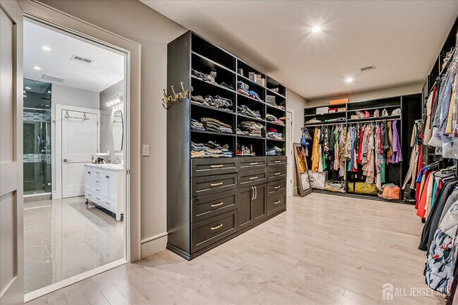 Building Photo - 3979 Park Ave