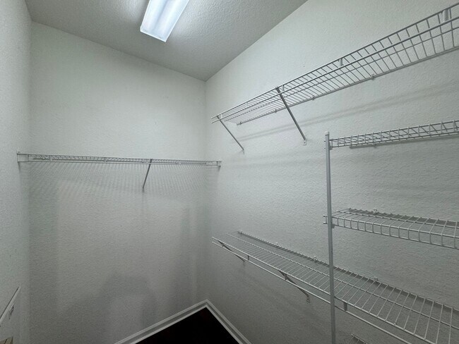 Building Photo - Beautiful 3 Bed, 2 Bath Condo in Desirable...