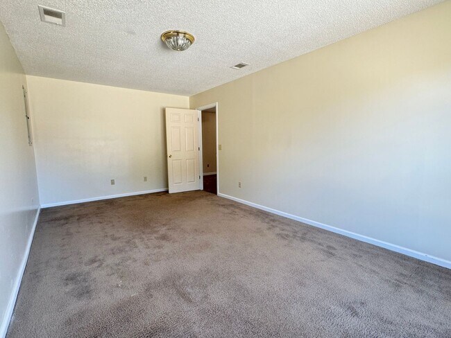 Building Photo - MOVE-IN READY! (Pet Friendly)