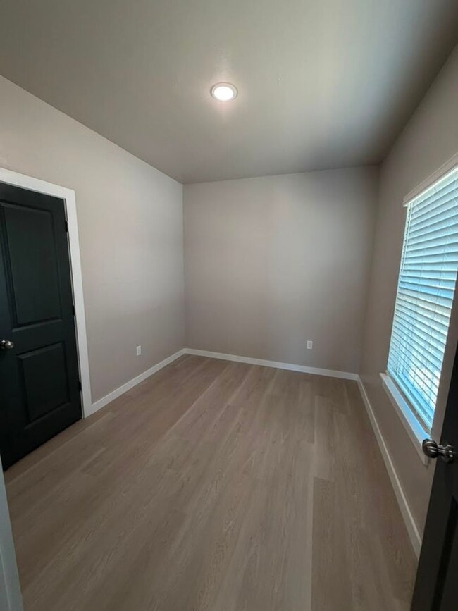Building Photo - New Construction with Stylish Design & Fenced Backyard in Lawton