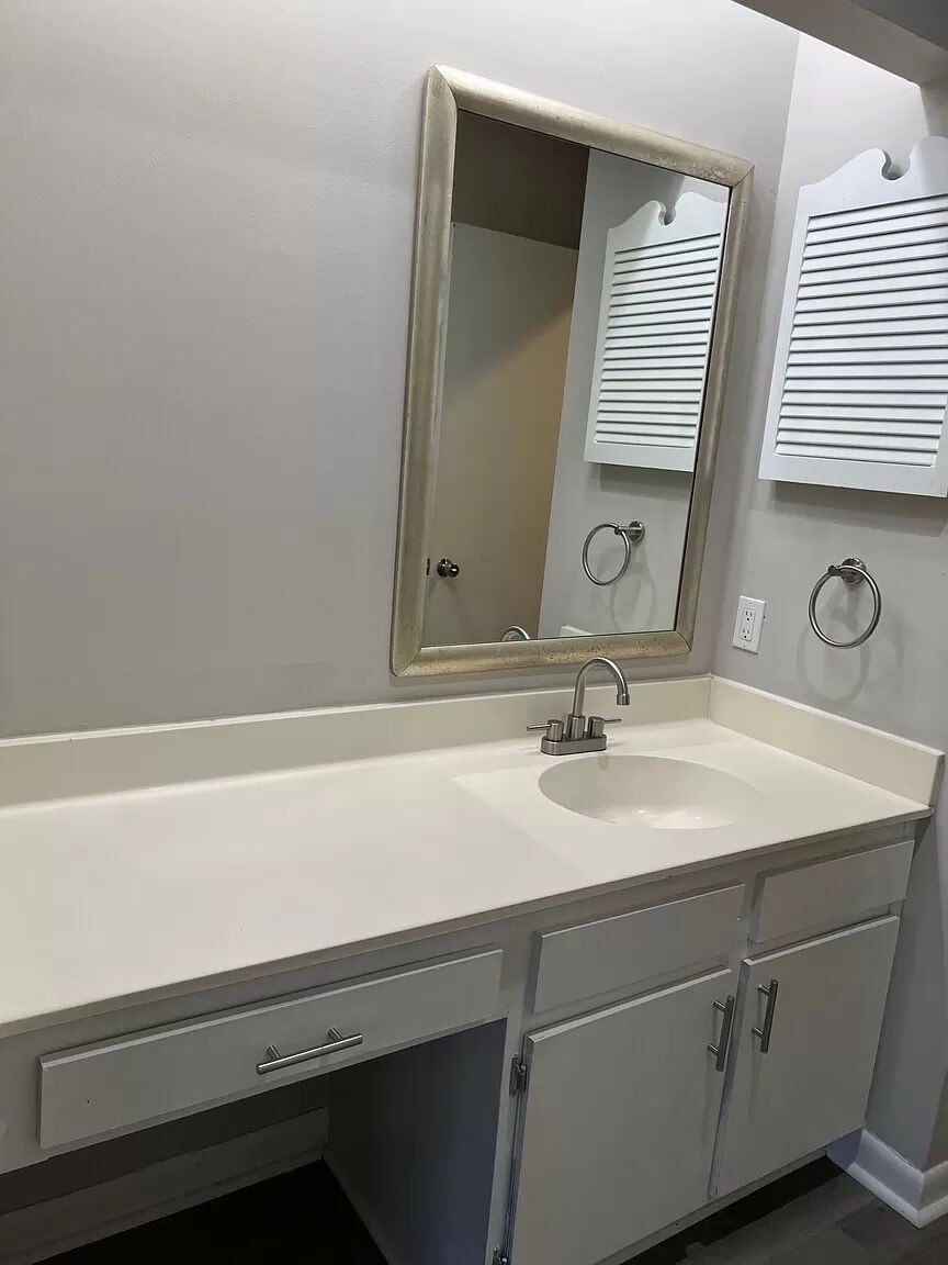 Building Photo - Room in Condo on Sharon Chase Dr