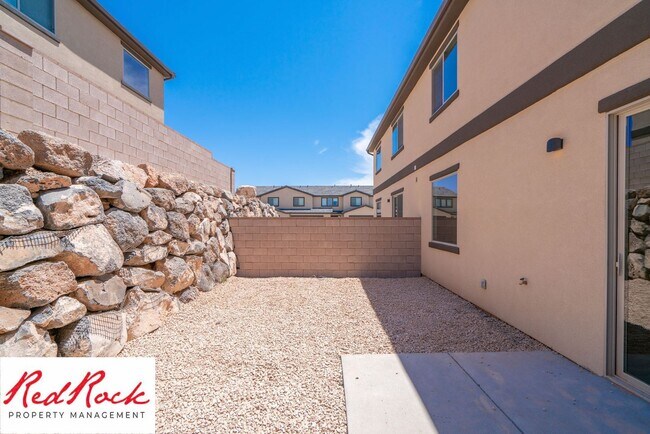Building Photo - 4 Bedroom, 2.5 Bathroom Townhome in Hurric...