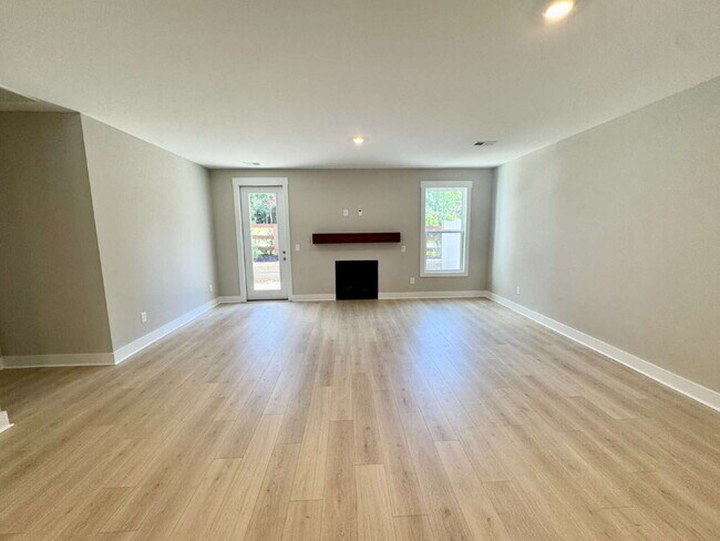Building Photo - Brand New Townhome in Seneca