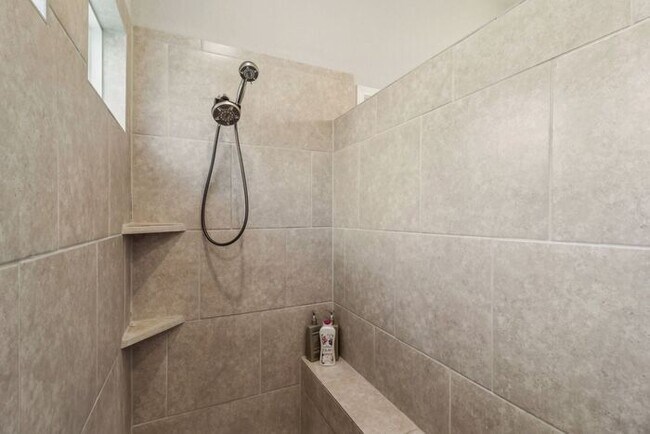 Building Photo - Spacious 1.5 Story Home with a Versatile F...