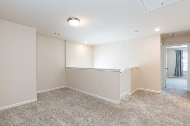 Building Photo - Three Bedroom End Unit Home!