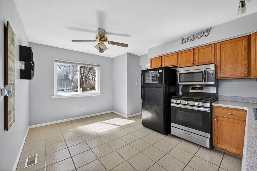 Building Photo - 35046 Rosslyn St