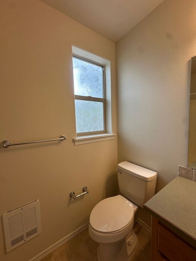 Building Photo - 25 SW Roosevelt Ave