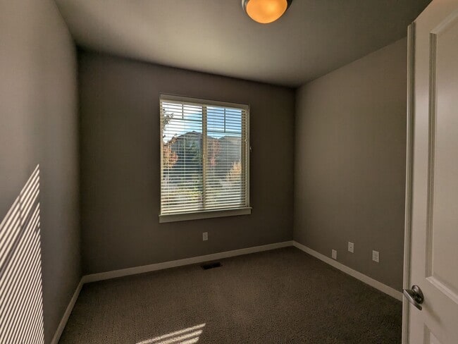 Building Photo - Newer 3 bedroom plus Den and Amenities in The Bridges