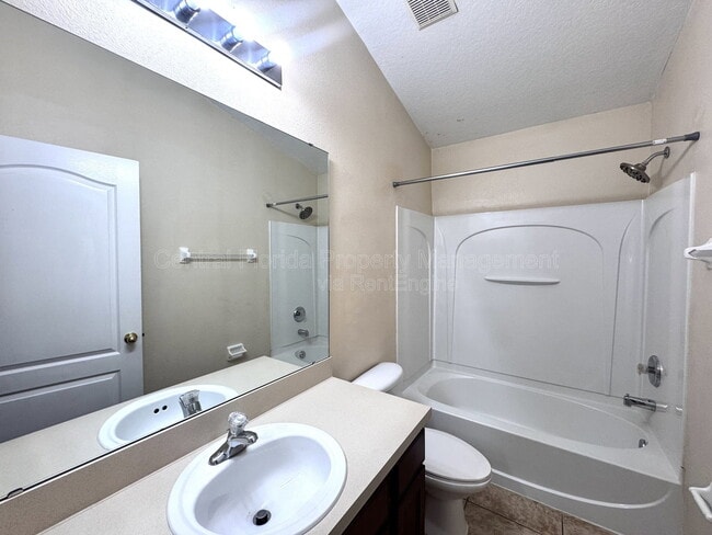 Building Photo - 1985 Estancia Cir