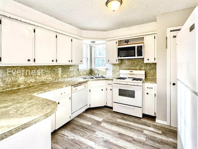 Building Photo - 1756 S Pine Ave