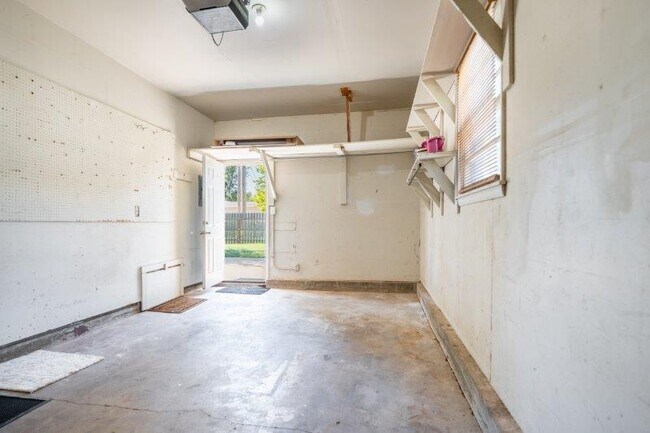 Building Photo - 1210 Nelson Ave