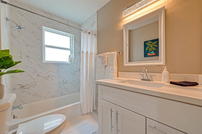 Building Photo - 5330 Hialeah Dr