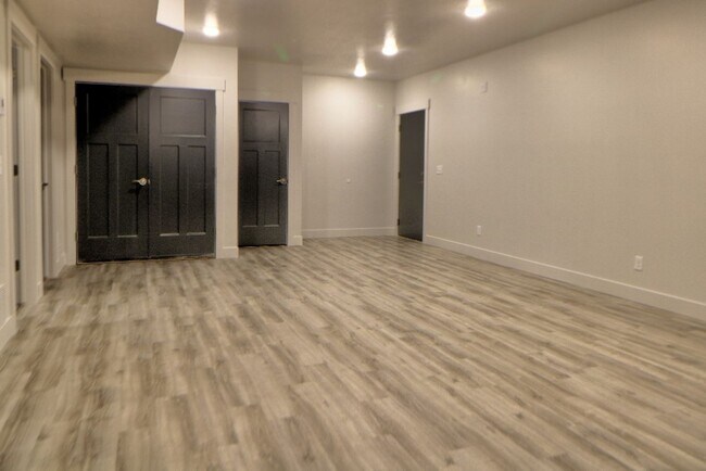 Building Photo - 67 E 500 S