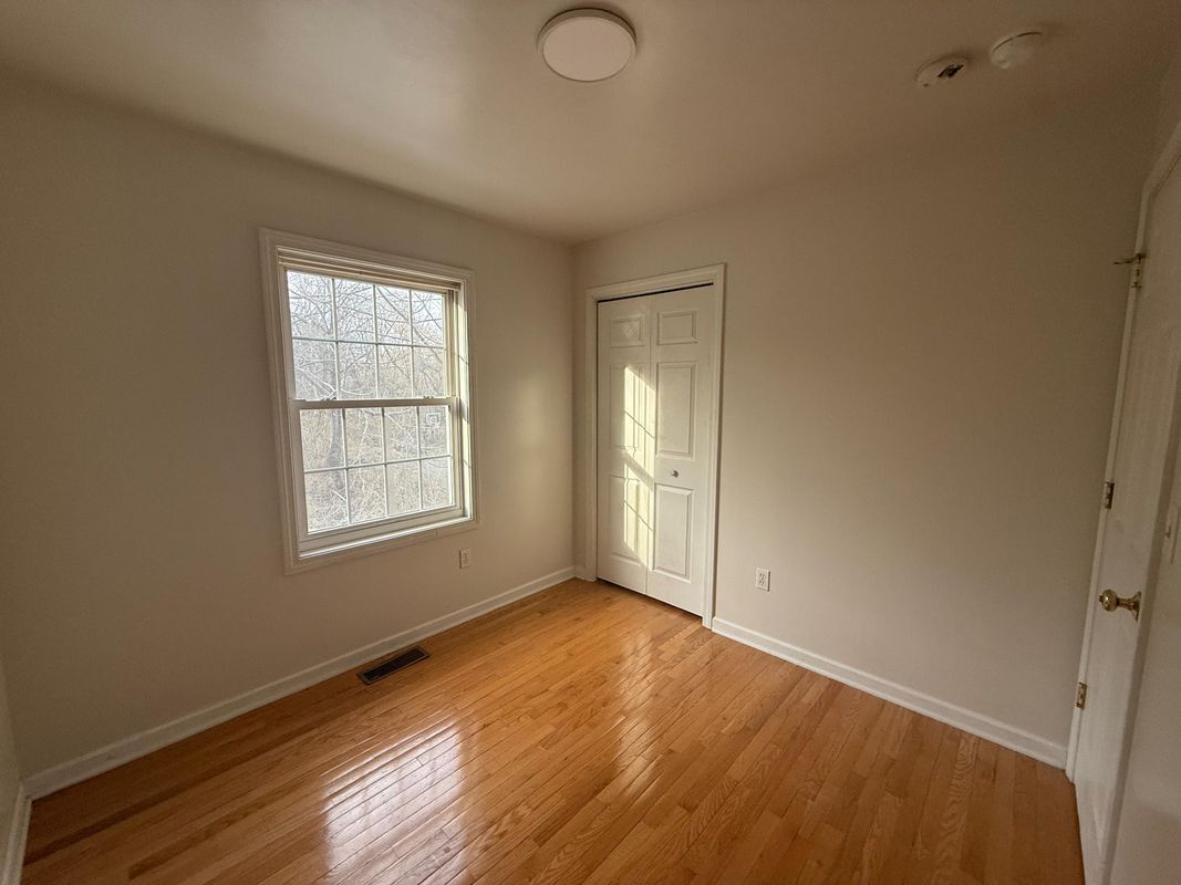 Building Photo - 845 Hart St