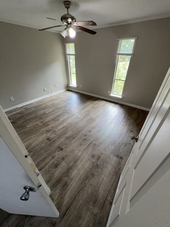 Building Photo - Spacious 3-bed/2-bath Townhome!