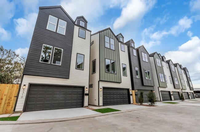 Building Photo - Sleek & Modern 3/2 in Garden Oaks