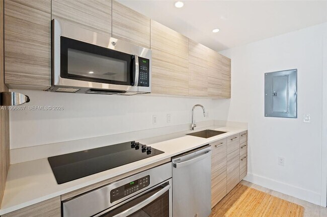 Building Photo - 121 NE 34th St