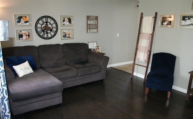Building Photo - Charming home -  Coming open JUNE 15TH