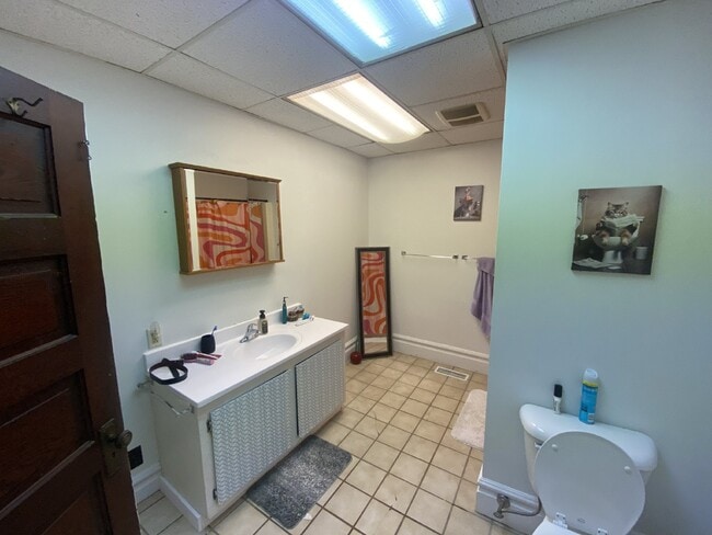 Building Photo - 3 Bed 2 Bath close to UWEC! Available June...