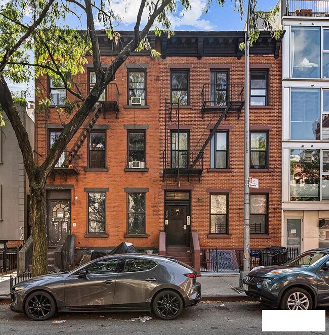 Primary Photo - 806 Dean St
