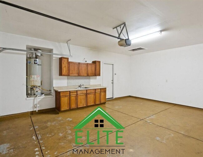 Building Photo - **Spacious 4-Bedroom, 2.5-Bath Home with L...
