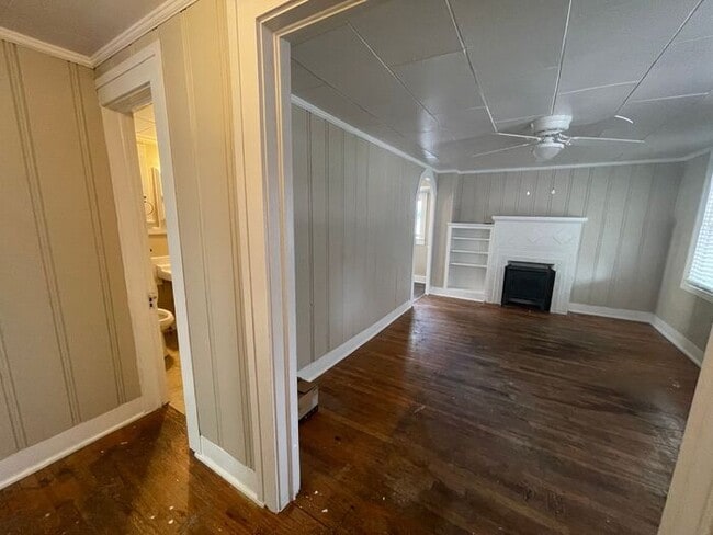 Building Photo - Simply the BEST! Adorable 1 Bedroom/1 Bath...