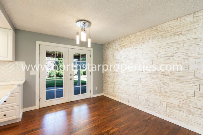 Building Photo - Garden Home Charmer