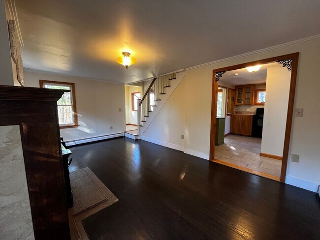 Building Photo - Charming 2 Bedroom Home