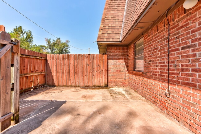 Building Photo - 2112 Melrose Dr