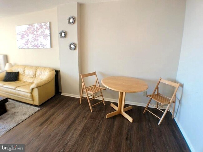 Building Photo - 118 Monroe St