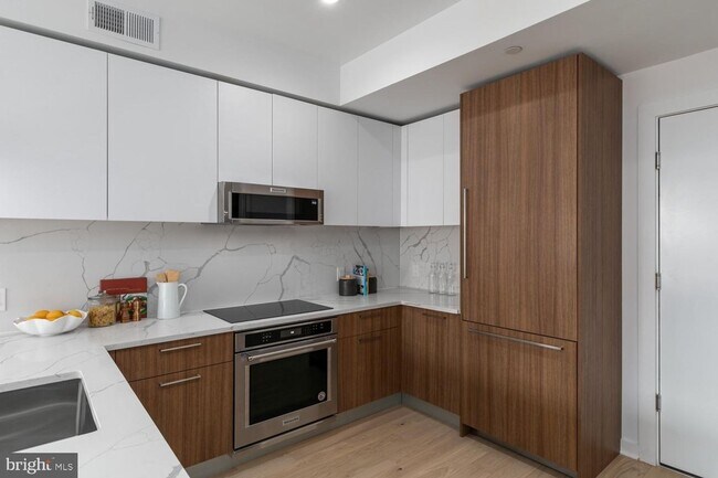 Building Photo - Elegant, Light-Filled 2BR/2BA with High Ceilings & Walk-In Closets