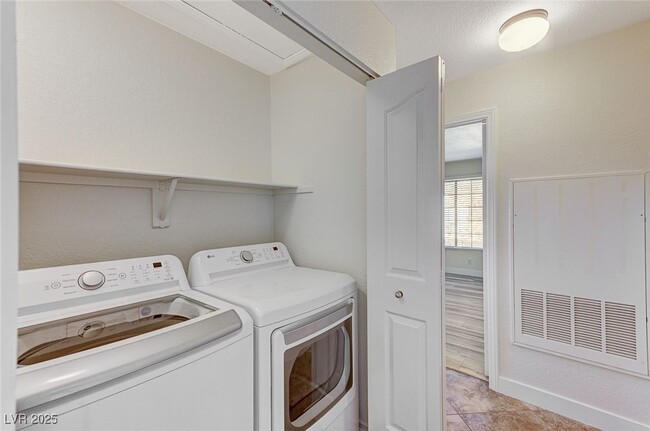 Building Photo - 2633 Durango Dr