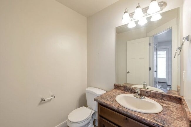 Building Photo - Gorgeous Provo Townhome